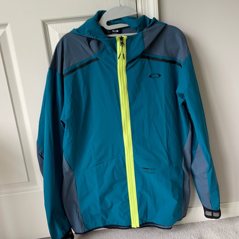 New. Never worn Men’s Oakley lightweight jacket